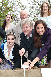 Isabella I. (li.) ist die Spargelkönigin 2016/2017 und eröffnete am 07.04.2017 auf dem Viktualienmarkt die Spargelsaison gemeinsam mit MdL Angelika Schorer (Mi.) (©Foto: Martin Schmitz)